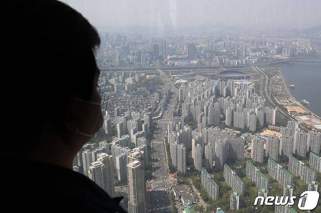 서울 강남3구(강남·서초·송파구) 집값이 기대감이 큰 재건축뿐 아니라 주요 신축 아파트 역시 신고가 거래가 속출하며 상승세가 가파르다. 국토교통부 실거래가 공개시스템에 따르면 송파구 잠실동 리센츠 전용 124.22㎡(48평)는 지난 3일 30억5000만원(9층)에 팔리며 두 달여 만에 4억5000만원이 올랐다. 19일 오전 서울 송파구 롯데월드타워 서울스카이에서 바라본 잠실과 강남 일대 아파트 단지의 모습. 2021.4.19/뉴스1 © News1 조태형 기자