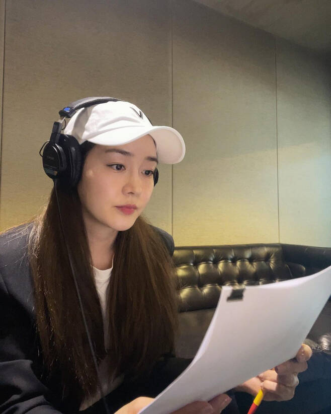 Sung Yu-ri, a Fin.K.L native, released a photo of the recording studio, and netizens were curious.On the 19th, Sung Yu-ri posted several photos with the article Mamari Recording through Instagram.In the public photos, there was a picture of Sung Yu-ri writing headphone in the recording room.Especially Sung Yu-ri showed a concentration on something, and it was curious about netizens who seemed to record the album in the Fin.K.L days.Netizens have wondered about Sung Yu-ris posts such as Why are beautiful look like it?, It is beautiful today, What do you record, and new song.As it turned out, this recording was a brand muse of lifestyle director Radimery (RADIMERY), and Sung Yu-ri was found to have recorded related songs, which made fans who expected a new song feel sorry.Meanwhile, Actor Sung Yu-ri married professional golfer An Sung-hyun in 2017; Sung Yu-ri recently announced her transformation into a cosmetics CEO.