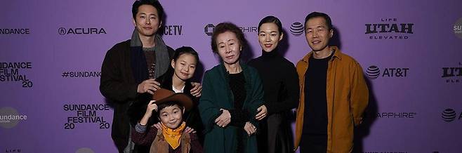 영화 '미나리'의 주연배우들과 감독 리 아이작 정(오른쪽).