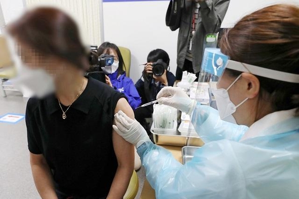 아스트라제네카(AZ) 코로나19 백신 접종이 재개된 지난 12일 오후 서울 중랑구 보건소에서 의료진이 AZ 백신 접종을 하고 있다. /연합뉴스