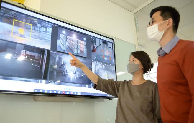 포스코ICT 직원들이 영상분석 플랫폼 비전 AI 가 적용된 CCTV로 산업현장 무단 침입, 방화 등을 감지하는 기능을 살펴보고 있다.