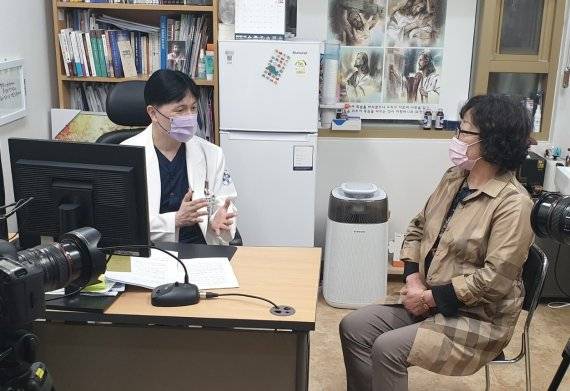 온종합병원 심혈관센터 이현국 센터장은 혈전 부작용을 우려하는 목소리가 커지고 있는 가운데 코로나19 백신을 접종하는 하는 것이 훨씬 유리하다고 조언했다.