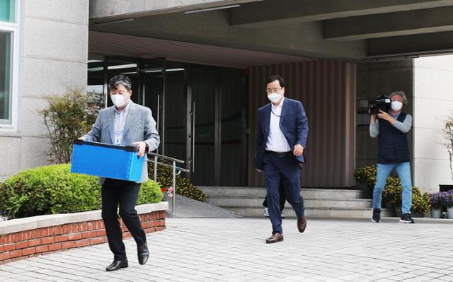 전남경찰청 반부패 경제범죄수사대가 13일 오전 정현복 광양시장의 부동산 투기 의혹과 관련해 광양시청 시장 집무실 및 도로과 등을 압수수색한 뒤 증거품을 차량으로 옮기고 있다. 광양=뉴스1