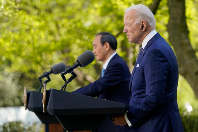 조 바이든(오른쪽) 미국 대통령과 스가 요시히데 일본 총리가 16일(현지시간) 백악관 집무실에서 정상 회담을 마치고 로즈가든으로 장소를 옮겨 공동 기자회견을 하고 있다. 워싱턴=AP 뉴시스