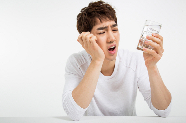 물 섭취를 충분히 하는 사람이 지속적으로 감소하는 것으로 나타났다.한국인 10명 중 4명만 충분히 섭취하는 것으로 조사됐다./클립아트코리아 제공