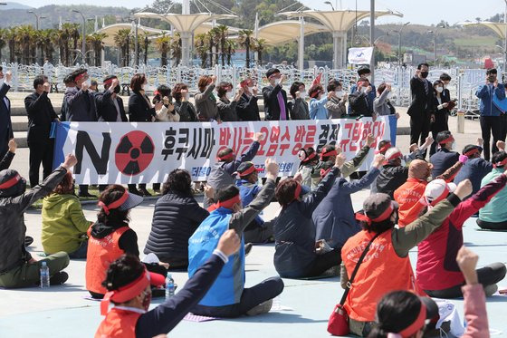 19일 오전 전남 여수시 국동항 수변공원에서 열린 일본 원전 오염수 해양 방출 규탄대회에서 참석자들이 구호를 외치고 있다. 연합뉴스