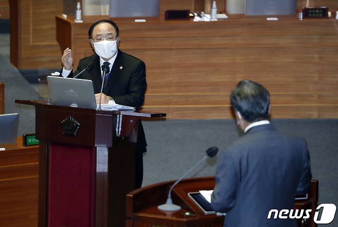 (서울=뉴스1) 구윤성 기자 = 홍남기 국무총리 직무대행이 19일 서울 여의도 국회 본회의장에서 열린 제386회 국회(임시회) 정치·외교·통일·안보 분야 대정부질문에 출석해 정진석 국민의힘 의원의 질의에 답변하고 있다. 2021.4.19/뉴스1