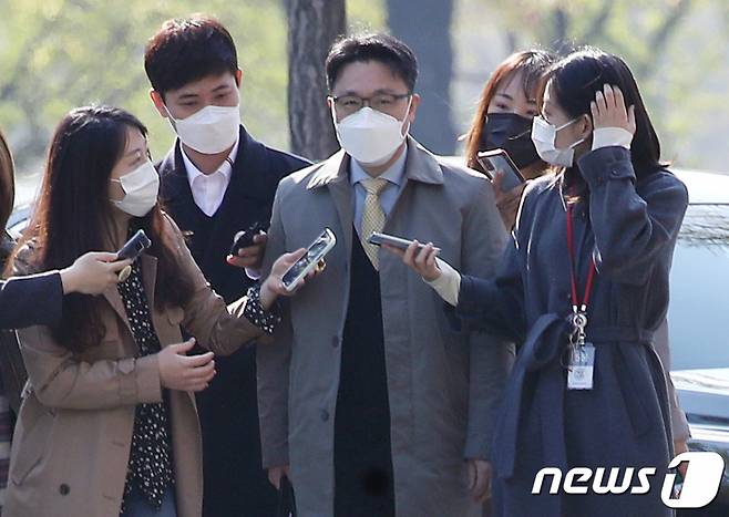 (과천=뉴스1) 임세영 기자 = 김진욱 고위공직자범죄수사처(공수처)장이 19일 오전 경기도 정부과천청사 내 공수처로 출근하며 취재진의 질문에 답하고 있다. 2021.4.19/뉴스1