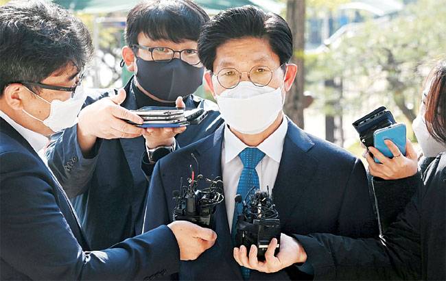 질문받는 지명자 : 노형욱 국토교통부 장관 지명자가 19일 오전 정부과천청사로 출근하며 기자들의 질문에 답하고 있다.  김낙중 기자