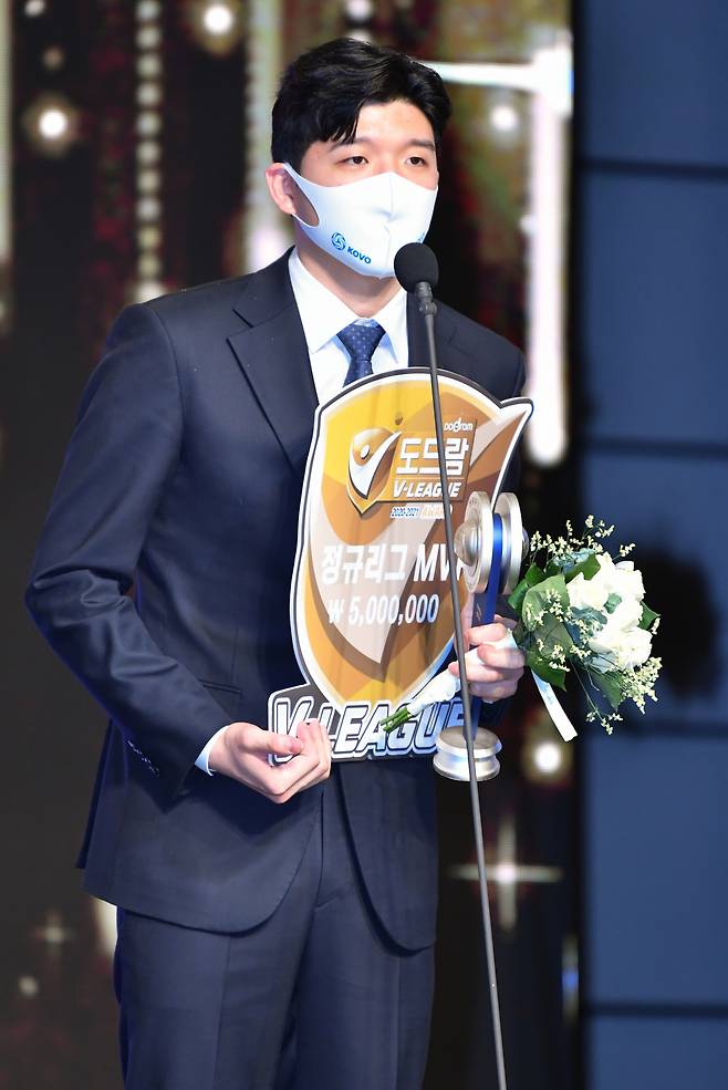 정지석이 19일 용산 그랜드 서울 하얏트 호텔에서 열린 도드람 2020-2021 V-리그 정규리그 시상식에서 MVP를 수상한 뒤 소감을 말하고 있다. [KOVO 제공]
