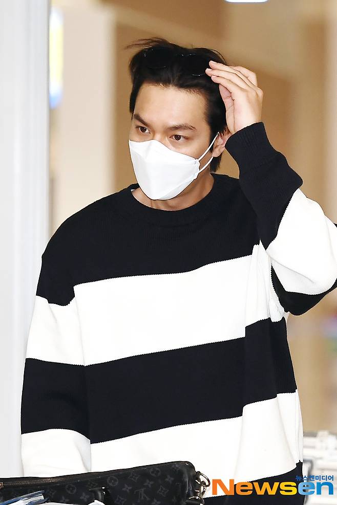 Actor Lee Min-ho arrives at the 2nd Passenger Terminal at the Incheon International Airport in Unseo-dong, Jung-gu, Incheon, on the afternoon of April 19 after completing the filming schedule of Pachinko Drama in Vancouver, Canada.