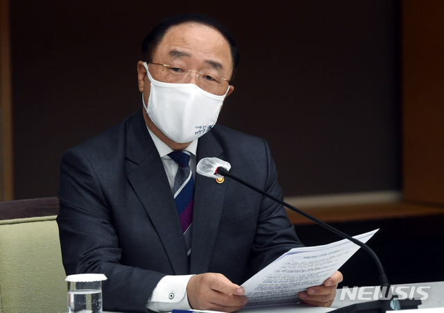 [서울=뉴시스]김형수 기자 = 홍남기 국무총리 직무대행이 지난 16일 오후 서울 중구 대한상공회의소에서 열린 부총리-경제단체장 간담회에서 발언하고 있다. (공동취재사진) 2021.4.16. photo@newsis.com