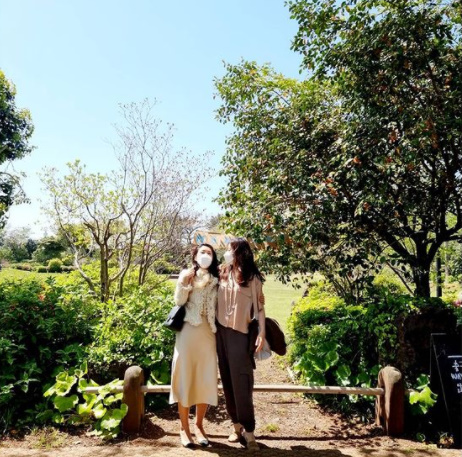 Actor Song Yoon-ah has revealed his current status in Jeju Island.On the afternoon of the 19th, Song Yoon-ah posted several photos on his personal Instagram, saying, I met you, in a beautiful place, with a very pretty Gift.Inside the photo, a picture taken with a friend with a natural Song Yoon-ahs self was released.With the springy Konyaspor Konyaspor landscape, a healing picture of Song Yoon-ah taken under a large tree is seen.Meanwhile, Song Yoon-ah was known to have a second house in Jeju Island in 2009 due to Jejus charm on her honeymoon.Song Yoon-ah has been having a peaceful time in the resting Jeju Island since the JTBC drama Elegant Friends broadcast last year.Song Yoon-ah Instagram