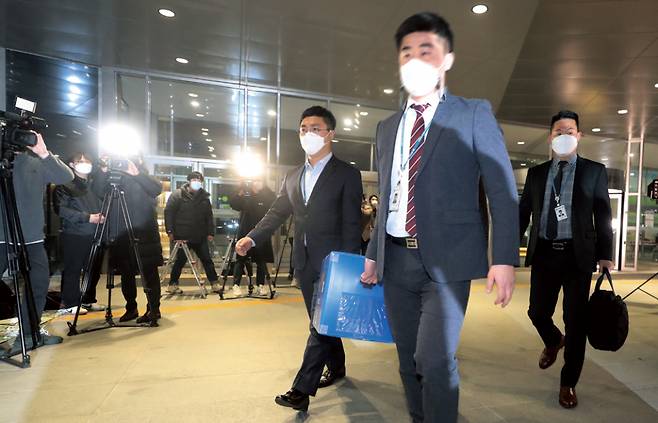 경찰이 3월9일 경남 진주시 충무공동 한국토지주택공사(LH) 본사에서 압수수색 종료 후 압수품을 들고 나오고 있다.ⓒ연합뉴스