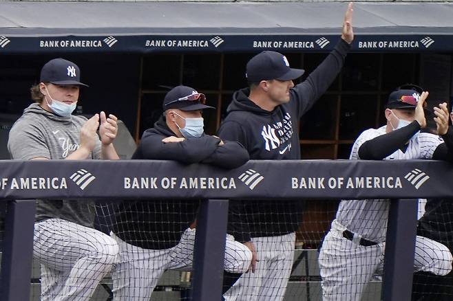 뉴욕 양키스 제이 브루스(오른쪽 2번째)가 19일 탬파베이 경기 7회에 자신의 은퇴 사실이 공식 발표되자 팬들의 박수에 손을 들어 답하고 있다. | AP연합뉴스