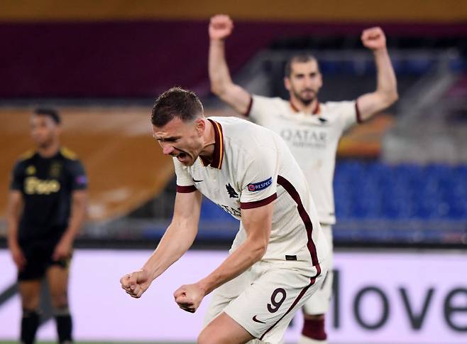 지난 15일(현지시간) 유로파 리그-준준결승 2 차전 경기에서 AS 로마의 공격수 에딘 제코가 첫 골을 넣은 후 환호하고 있다. 로이터|연합뉴스