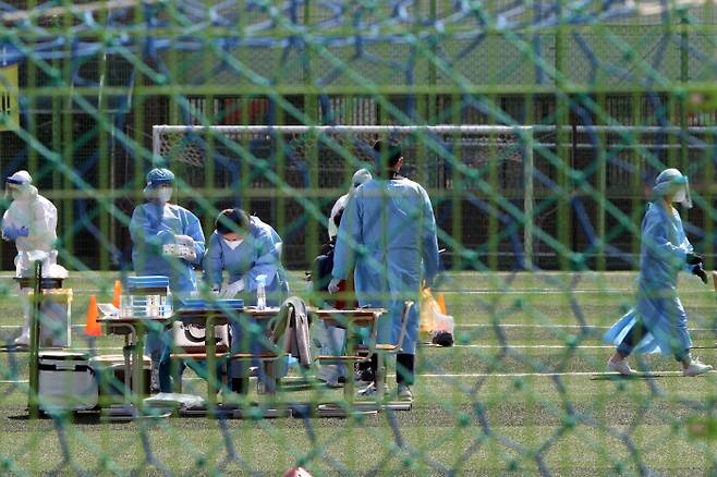 19일 광주 광산구 한 초등학교 운동장에 코로나19 임시 선별진료소가 마련돼 재학생이 검사에 참여하고 있다. 연합뉴스