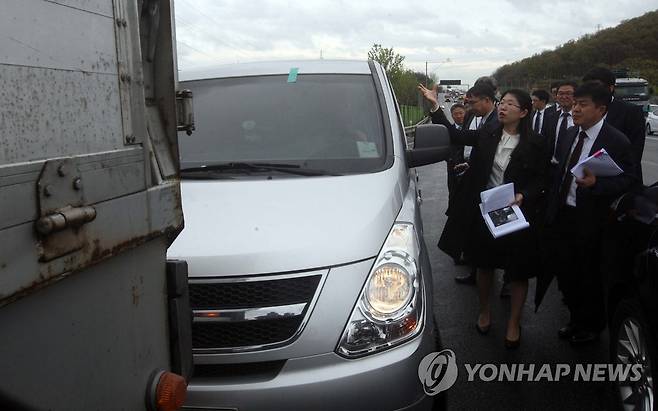 2015년 '만삭 아내 살해 사건' 현장검증 모습 [연합뉴스 자료사진]