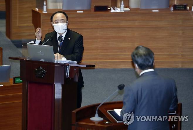 대정부질문 답변하는 홍남기 총리 대행 (서울=연합뉴스) 진성철 기자 = 홍남기 국무총리 직무대행이 19일 서울 여의도 국회 본회의에서 진행된 정치·외교·통일·안보 분야 대정부질문에서 답변하고 있다. zjin@yna.co.kr