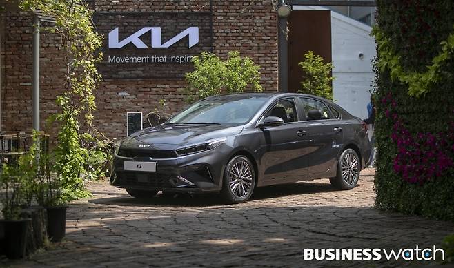 20일 서울 성수동 카페 할아버지공장에서 기아자동차가 새롭게 출시한 '더 뉴 K3'를 선보이고 있다. '더 뉴 K3'는 2018년 출시된 K3의 상품성 개선 모델이다. /사진=이명근 기자 qwe123@