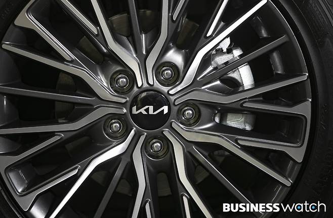 역동적인 이미지의 16인치와 17인치 휠도 새롭게 적용했다. /사진=이명근 기자 qwe123@