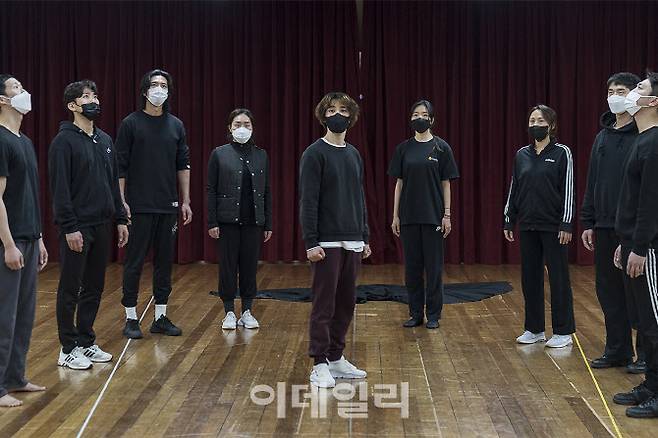 서울시극단 연극 ‘정의의 사람들’ 연습 장면(사진=세종문화회관)