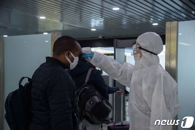 작년 3월9일 북한 평양 순안국제공항에서 러시아 블라디보스토크로 떠나는 평양 주재 외교관 및 공관 직원 등을 상대로 발열검사가 실시되고 있다. © AFP=뉴스1