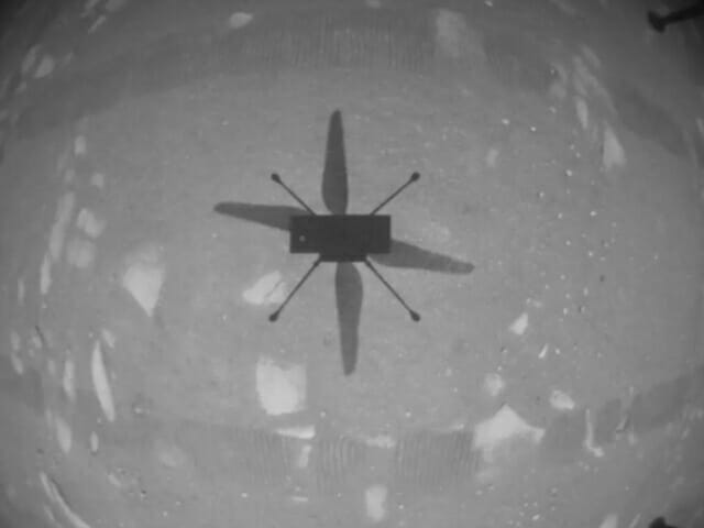NASA의 화성탐사 헬리콥터 ‘인제뉴어티’가 19일 화성에서 첫 비행을 하며 이 사진을 촬영했다. (사진=NASA/JPL-칼텍)