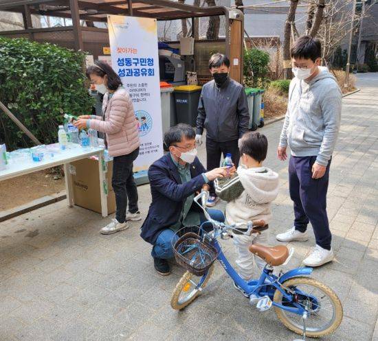 지난 13일 성동구 왕십리 KCC 아파트 재활용생활연구단이 주민들에게 성동형 투명페트병 라벨제거봉 시연회와 설명회를 가졌다.