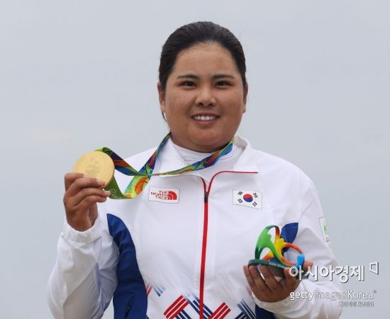 박인비가 2016년 브라질 리우올림픽 당시 금메달을 목에 걸고 포즈를 취하는 모습.