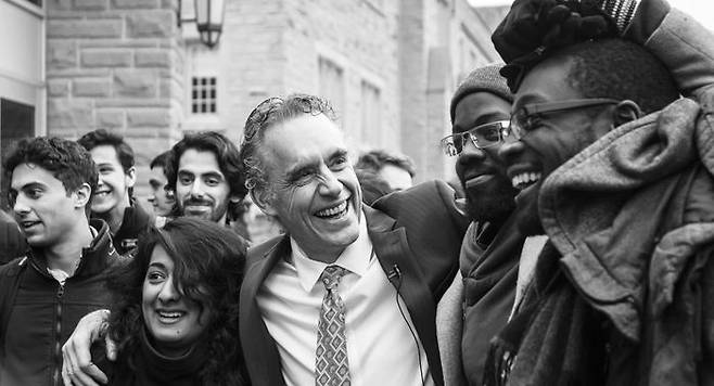 학생들과 함께한 피터슨(가운데) 교수. 그는 “인생은 고통이고 악(惡)으로 더럽혀져 있지만 사랑, 믿음, 진실, 용기가 고통과 악의 접근을 막는 무기가 된다”고 했다.