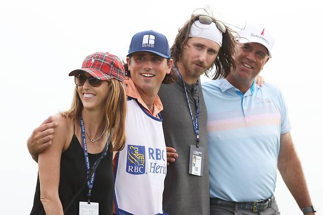 PGA투어 RBC 헤리티지에서 우승한 스튜어트 싱크(오른쪽부터)가 큰아들 코너, 둘째 아들이자 캐디를 맡은 레이건, 아내 리사와 함께 포즈를 취했다.