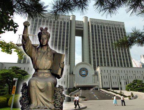 서울 서초동 대법원 청사 로비에 있는 '정의의 여신상'. 왼손에는 법전, 오른속에는 엄정한 판결을 뜻하는 저울을 들고 있다./조선일보DB