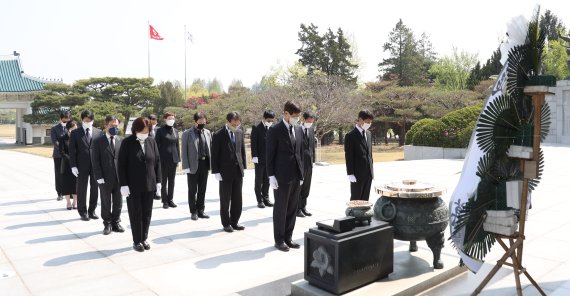 한국과학기술단체총연합회 회장단 및 주요 학회 단체장 12명이 과학의 날을 맞아 국립서울현충원을 방문해 참배했다. 과총 제공