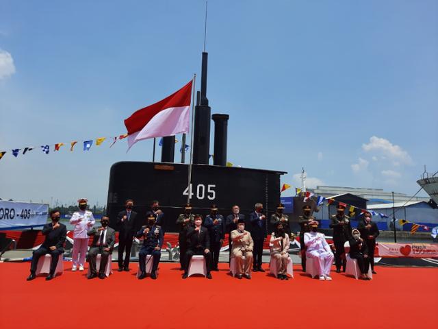 프라보워 수비안토(앞줄 오른쪽 네 번째) 인도네시아 국방장관 등이 지난달 17일 수라바야 국영조선소에서 한국 기술로 만든 잠수함 3번함 인도식을 하고 있다. 주인도네시아 대사관 제공