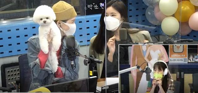 강민경(왼쪽)이 반려견과 함께 SBS 파워FM '박소현의 러브게임'의 스튜디오를 방문했다. 보이는 라디오 캡처