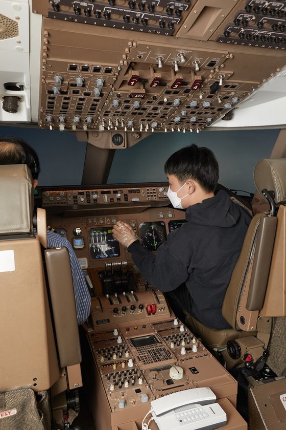 하윤 학생기자가 일일 부기장이 되어 보잉 747-400의 이륙과 착륙을 시뮬레이터로 체험했다.