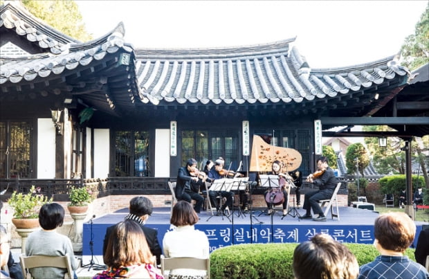 강동석 서울스프링실내악축제 예술감독(왼쪽)을 비롯한 연주자들이 지난해 10월 서울 북촌 윤보선고택에서 브람스의 ‘피아노 5중주’를 들려주고 있다.  서울스프링실내악축제 제공