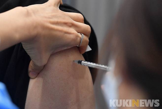 서울 송파구 거여동 송파체육문화회관에 마련된 예방접종센터에서 코로나19 백신 접종이 진행되고 있다. 사진은 기사와 직접 관련이 없습니다. 사진=공동취재단