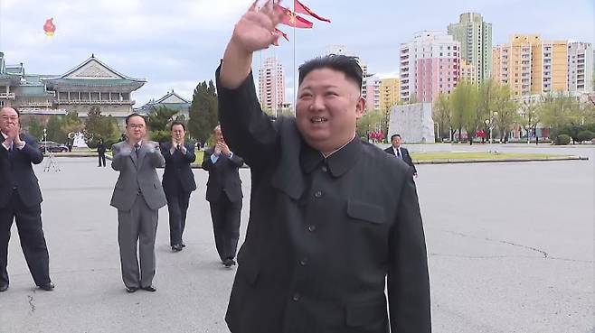북한 김정은 국무위원장이 지난 13일 노동당 제6차 세포비서대회 참가자들과 기념사진을 촬영했다. 연합뉴스