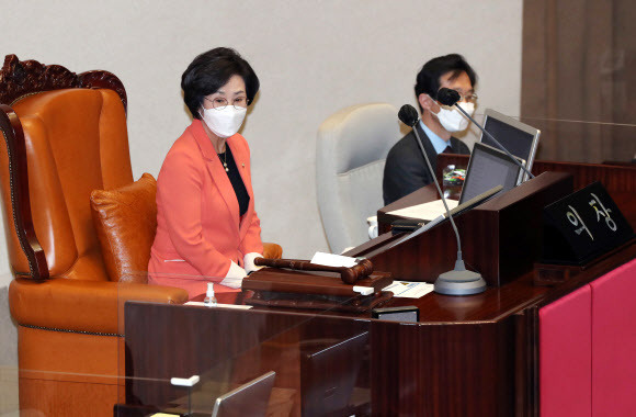 상희 국회부의장이 20일 오후 서울 여의도 국회 본회의장에서 열린 ‘제386회 국회(임시회) 제2차 본회의’를 주재하고 있다. 뉴스1