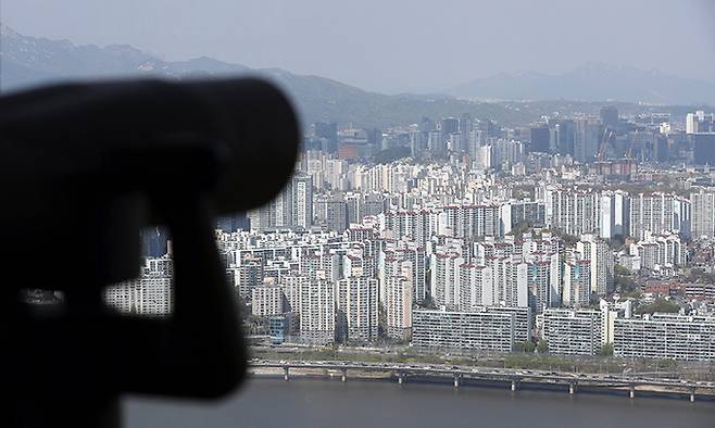 서울 여의도 63빌딩 전망대에서 서울 시내 아파트 단지들이 보이고 있다. 뉴시스