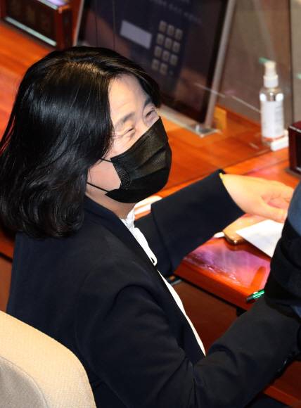檢 기소에도 웃고 있는 尹 - 보조금 부정 수령 등의 혐의로 재판에 넘겨진 더불어민주당 윤미향 의원이 15일 국회 본회의에 참석해 웃는 얼굴로 동료 의원과 대화하고 있다. 김명국 선임기자 daunso@seoul.co.kr