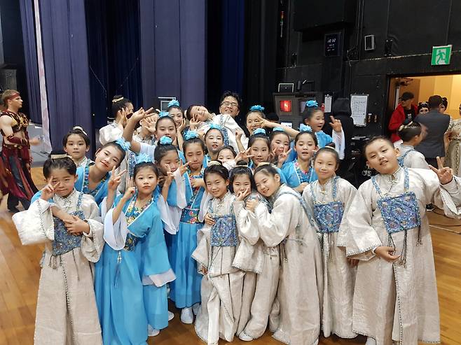 공연장에서 사진 포즈를 취하는 한국입양어린이합창단원들 ⓒ 한국입양어린이합창단 제공