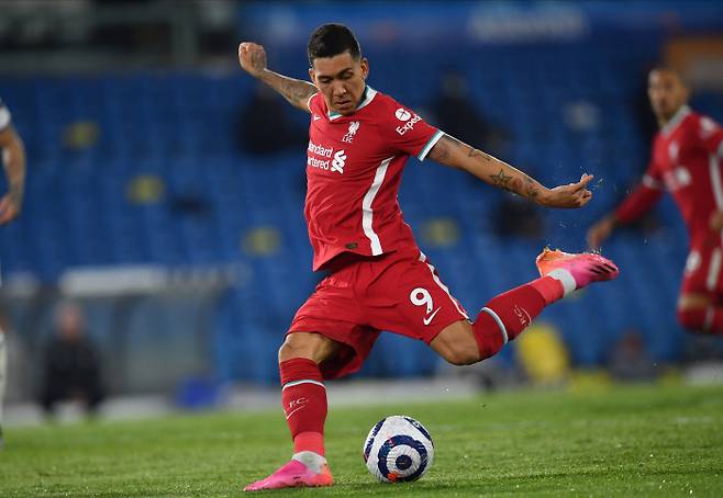 프리미어 리그의 한 장면. 리버풀의 로베르토 피르미누가 슛을 날리는 장면이 마치 날렵한 무용수의 몸짓처럼 아름답다.  EPA|연합뉴스