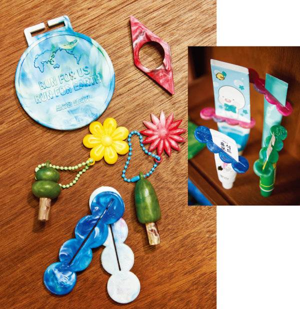 프래그랩이 제작에 참여한 새 활용 플라스틱 제품들.  [홍중식 기자]