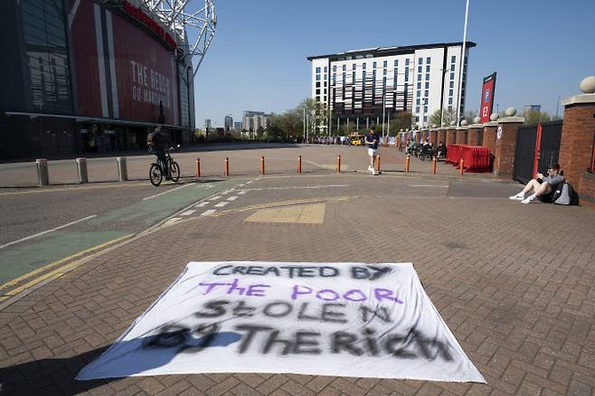 영국 축구팬들이 맨체스터 유나이티드의 슈퍼리그 참가를 반대하는 시위를 벌이고 있다. 사진=AP PHOTO