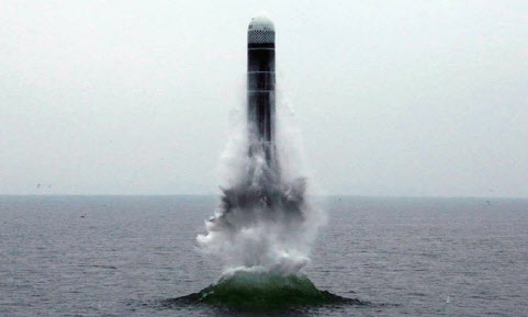 2019년 10월 북한이 동해 원산만 수역에서 잠수함발사탄도미사일(SLBM) 북극성-3형 시험발사를 진행하는 모습(사진=연합뉴스).