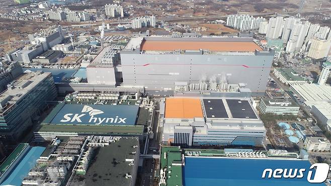 경기 이천에 위치한 SK하이닉스의 반도체 생산라인이 있는 M16팹 전경. (SK하이닉스 제공)/뉴스1