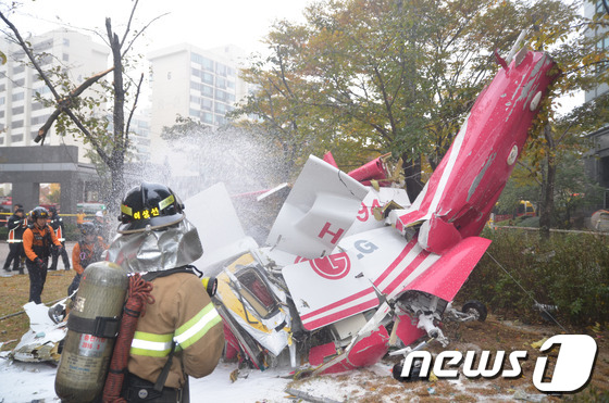 2013년 11월16일 오전 서울 삼성동 아이파크아파트에 민간헬기가 충돌해 추락하는 사고가 발생해 소방대원들이 구조작업을 펼치고 있다. (강남소방서 제공) 2013.11.16/뉴스1